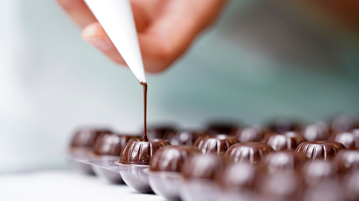Pralinenschalen werden befüllt