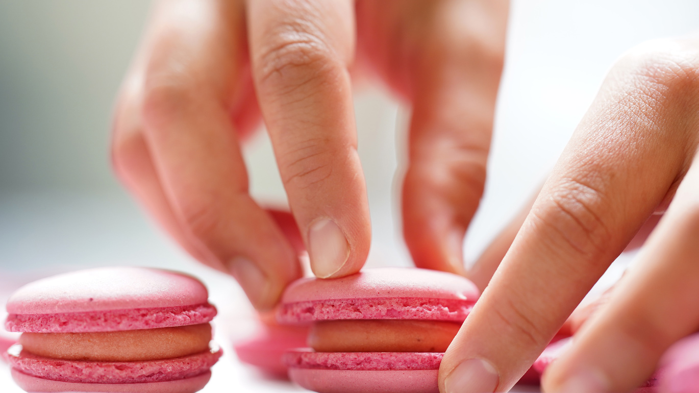 Handarbeit an Macarons in der Confiserie Gmeiner