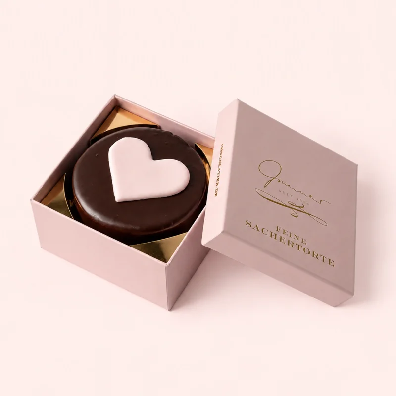 Gmeiner's mini Sachertorte in a gift box, decoration: heart